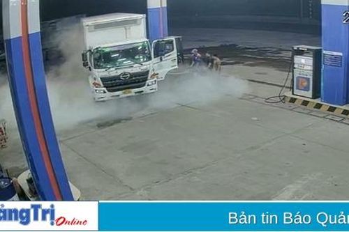 Khen thưởng nhân viên cửa hàng xăng dầu kịp thời dập cháy trên ô tô