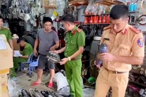 Phát hiện cơ sở chế độ xe mô tô và kinh doanh nhiều phụ tùng không có hóa đơn