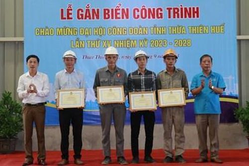 Gắn biển công trình 'Nhà máy sản xuất men Frit'