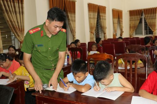 Lớp dạy tiếng Anh cho trẻ em miền núi của Thượng úy Công an