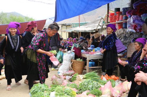 Độc đáo phiên chợ trên biển đá