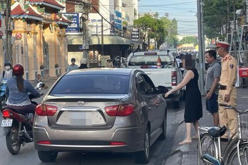 Bất chấp qui định, nhiều tài xế đi vào đường cấm