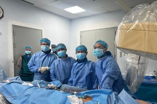 Thay van động mạch phổi cho thiếu niên 14 tuổi từ tĩnh mạch đùi