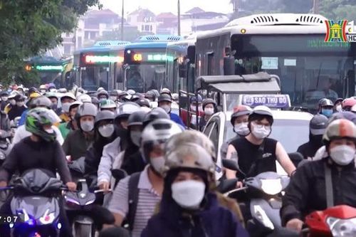 Hà Nội: Lưu lượng phương tiện gấp nhiều lần thiết kế