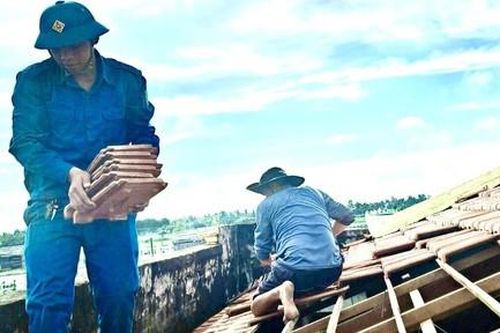 Giông lốc làm 9 ngôi nhà bị tốc mái, 1 người bị điện giật tử vong