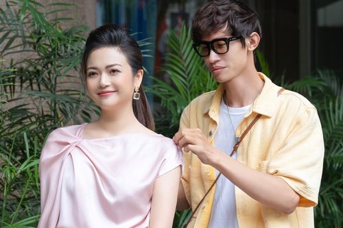 Stylist Khúc Mạnh Quân tìm đồ cho diễn viên Kiều Anh từ chợ hàng thùng