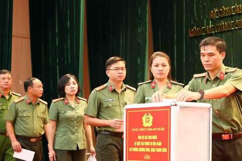 Công an thành phố ủng hộ 500 triệu đồng các nạn nhân trong vụ cháy tại quận Thanh Xuân