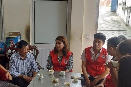 Hội Chữ thập đỏ Hà Nội thăm hỏi, hỗ trợ thân nhân người bị nạn vụ hỏa hoạn tại Thanh Xuân