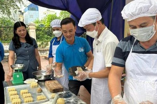 Thanh Trì: Liên hoan làm bánh trung thu tặng trẻ em có hoàn cảnh khó khăn