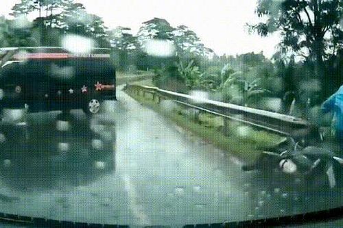 'Quan tài bay' – Limousine vào cua gấp, xoay nhiều vòng khiến nhiều người thót tim