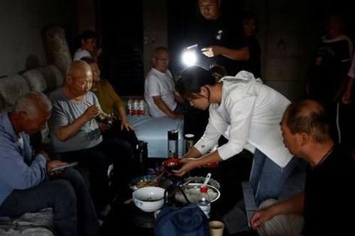 Tích cóp mua chung cư xây dở, nhiều người ở Trung Quốc rơi vào cảnh khốn cùng