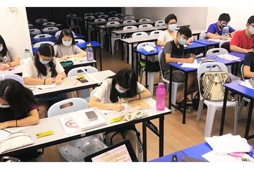 Dạy thêm, học thêm tràn lan: Phụ huynh 'kêu trời', nhiều nơi có lệnh cấm