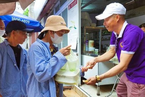 Ấm lòng những suất cơm 5.000 đồng giữa lòng thành phố Cảng