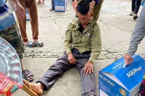 Nhiều người cao tuổi ở huyện miền núi 'chết đứng' vì 'sập bẫy' mua hàng khuyến mãi