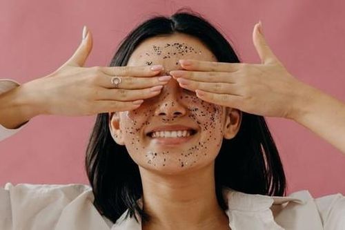Sự khác biệt giữa tẩy da chết vật lý và hóa học