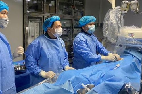 Can thiệp nút mạch cứu quả thận duy nhất của cô gái trẻ