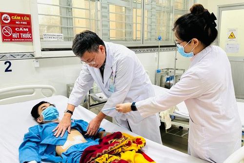 Lạm dụng thuốc giảm đau, nam thanh niên bị thủng dạ dày