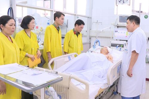 Ngăn các đối tượng đánh nhau, một cán bộ Công an bị trúng đạn