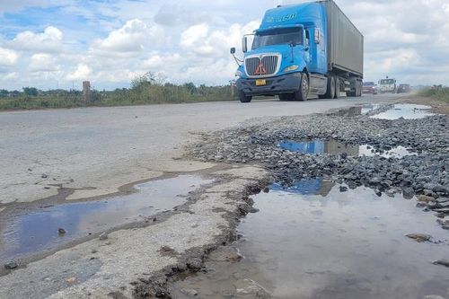 Nghệ An: Xe tải cỡ lớn 'băm nát' đường huyện
