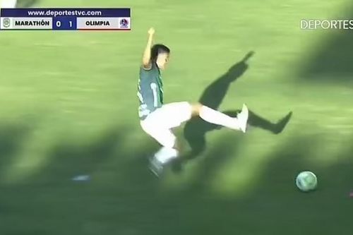 Cầu thủ ở Honduras bị đuổi vì vào bóng bằng cả hai chân khiến hai... đồng đội chấn thương