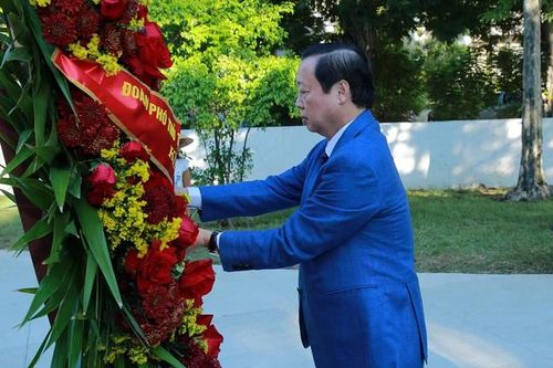 Phó Thủ tướng Trần Hồng Hà dâng hoa tưởng niệm tại Công viên Hồ Chí Minh