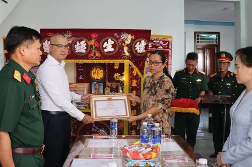 Tỉnh ủy Phú Yên truy tặng Bằng khen cho Trung tá Trương Hồng Kỳ