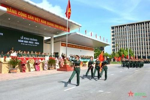 Trung tướng Nguyễn Văn Gấu dự khai giảng năm học mới tại Trường Sĩ quan Chính trị
