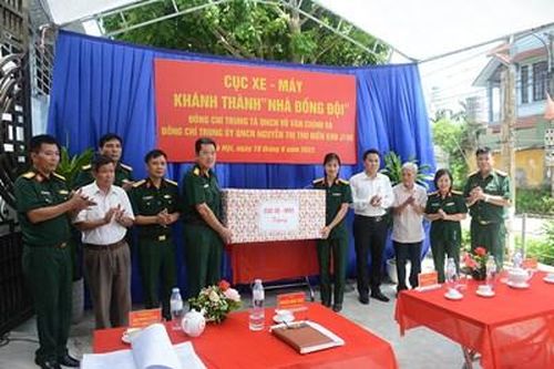 Cục Xe-Máy trao 'Nhà đồng đội' tặng 2 quân nhân có hoàn cảnh khó khăn