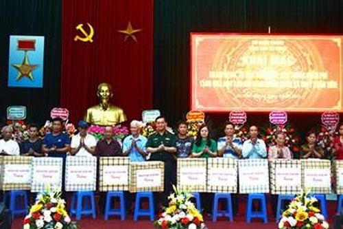 Trung tướng Trần Duy Hưng dự chương trình tặng quà các gia đình chính sách xã Thủy Xuân Tiên của Tổng cục Kỹ thuật