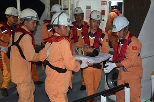 Tàu SAR273 cứu hộ thành công ngư dân gặp nạn trên biển