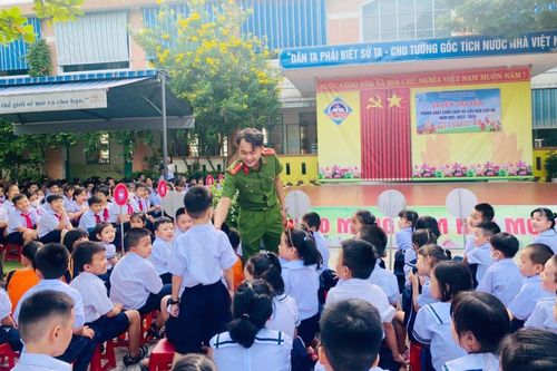 Trang bị kỹ năng thoát nạn trong đám cháy và phòng tránh đuối nước cho học sinh