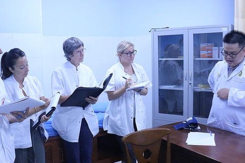 Người nước ngoài đến TPHCM học về y học cổ truyền