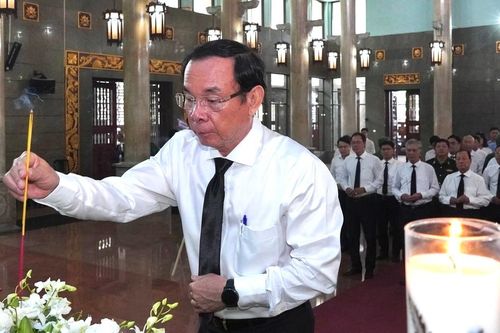 Nhiều đoàn đến viếng đồng chí Nguyễn Ngọc Ẩn