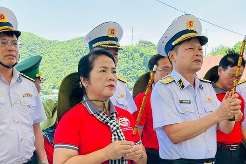 Đoàn công tác TPHCM dâng hương, dâng hoa tại Bia tưởng niệm Nam Du