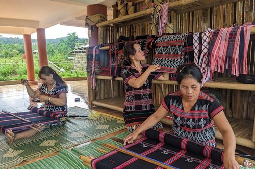 Giữ nghề dệt làm sinh kế cho phụ nữ miền núi