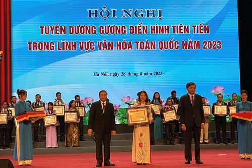 Cán bộ văn hóa tận tụy với công việc