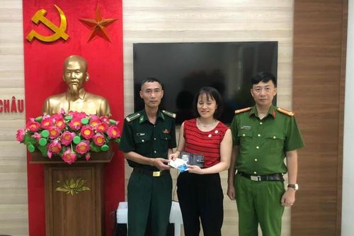 Cán bộ Trạm kiểm soát Biên phòng Tuần Châu nhặt được ví tiền, tìm trả lại người mất