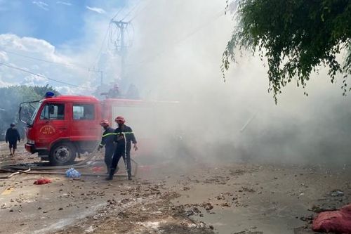 Gia Lai: Kho chứa nông sản bốc cháy ngùn ngụt giữa trưa