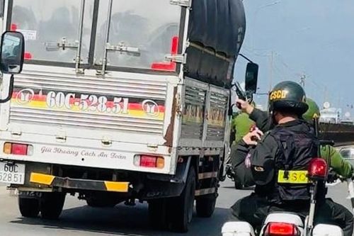 Truy đuổi 10km để chặn giữ tài xế xe tải vi phạm quy định giao thông