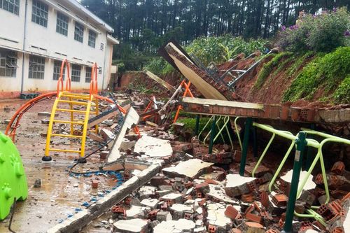 Tường rào một trường học ở Lâm Đồng đổ sập ngay trong giờ học