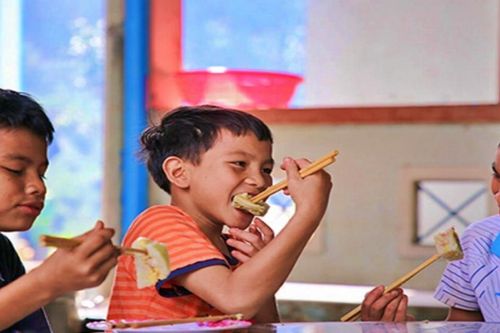Tuổi thơ ăn cơm độn, ước đi đóng phim để được ăn thịt gà thoải mái