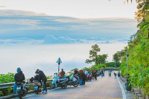 Biển mây bềnh bồng ở Ba Vì, khách săn ảnh đẹp như ở Đà Lạt ngay tại Hà Nội