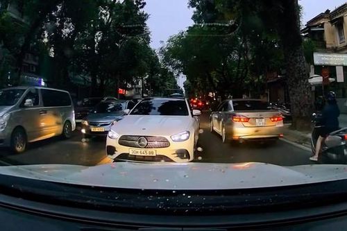 Nữ tài xế đi Mercedes lấn làn rồi bỏ xe giữa phố có thể bị phạt nặng thế nào?