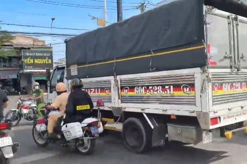 Bị kiểm tra, tài xế xe tải tháo chạy 15km trên quốc lộ