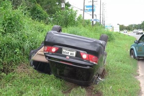 Ô tô con lật ngửa trên đường vì va phải vật lạ văng ra từ trục sau xe tải