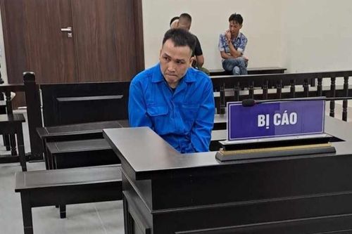 Cầm dao truy sát bạn vì mâu thuẫn cách gọi tiếp viên quán karaoke