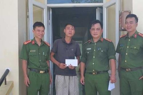Công an Quảng Bình giúp người đàn ông bị nhà xe 'bỏ rơi' giữa đường