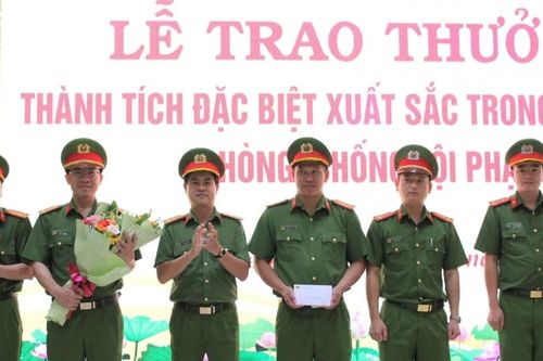Công an Nghệ An trao thưởng cho các đơn vị có thành tích đặc biệt xuất sắc trong đấu tranh phòng, chống tội phạm