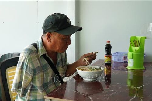 Ấm lòng người nghèo từ những quán cơm nghĩa tình