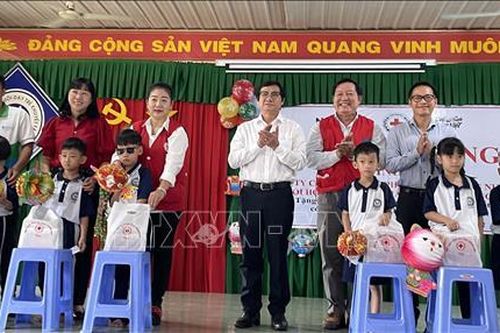 Tặng quà Trung Thu cho trẻ em khuyết tật Đồng Nai